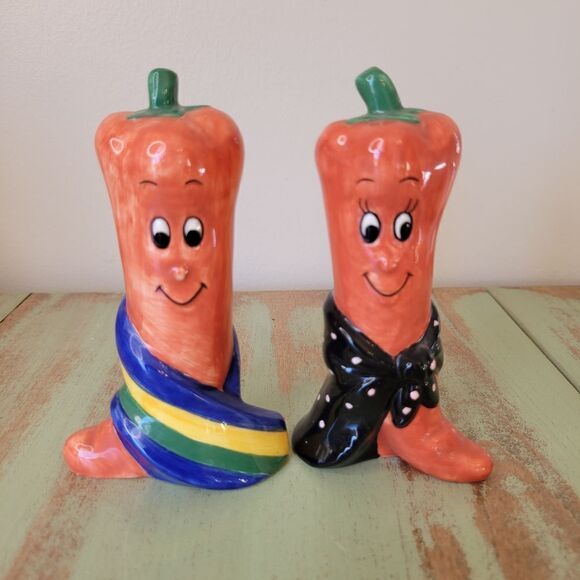 Charming Vintage Anthropomorphic Carrot Salt & Pepper Collectible Shakers - Picture 12 of 12